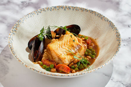 Треска с подкопчённым пюре, с мидиями и томатами черри