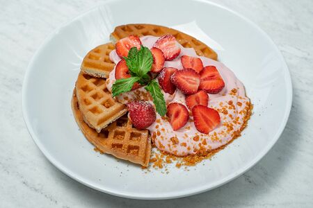 Венская вафля с клубничным муссом и сезонной ягодой