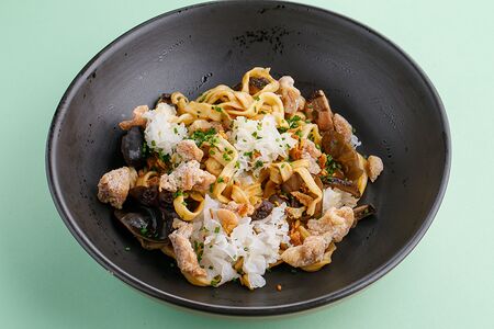 С куриным бедром, древесными грибами и трюфельным унаги