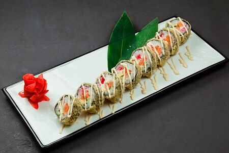 Ролл жареный с лососем