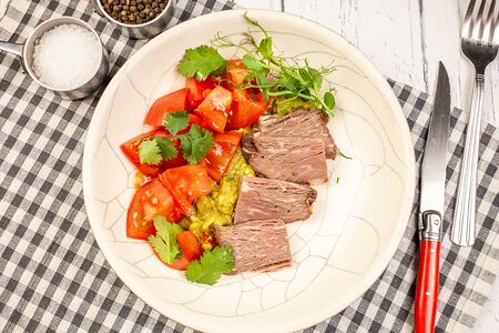 Ростбиф с соусом гуакамоле и розовыми томатами