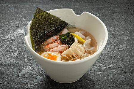 Рамен с морепродуктами, яйцом и нори