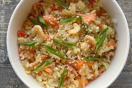 Тяхан с морепродуктами в ананасовом соусе