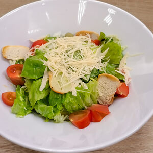 Салат цезарь с курицей