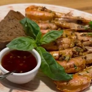 Лангустины с тостами и кисло-сладким соусом