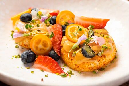 Сырники с ягодами и кремом из вареной сгущенки