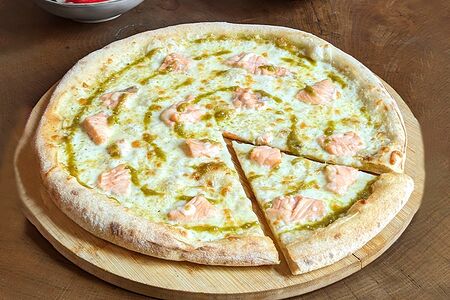 Пицца с лососем и песто