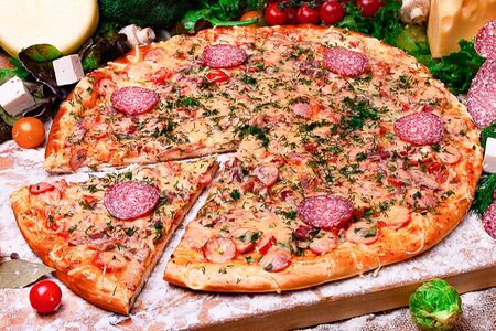 Пицца Неаполитанская сосиска, салями, помидор