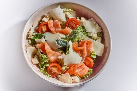 Салат Цезарь с лососем слабой соли