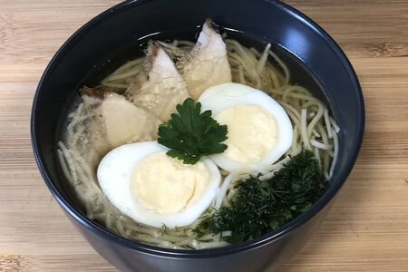 Суп-лапша с куриным филе, яйцом и зеленью