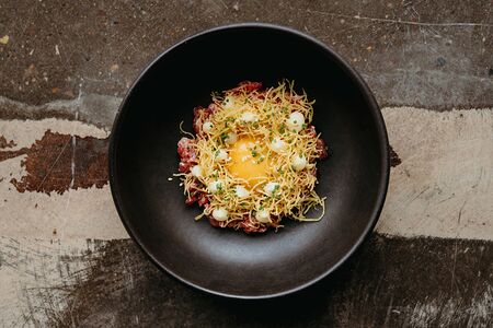 Тартар из говядины с юдзу желтком