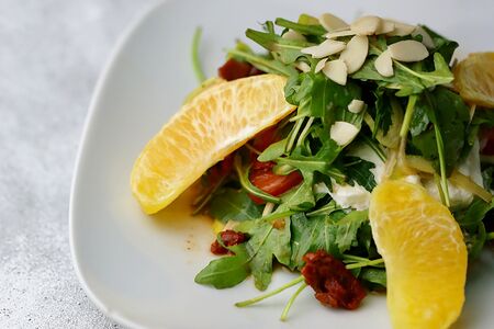 Салат с копченой уткой и страчателлой