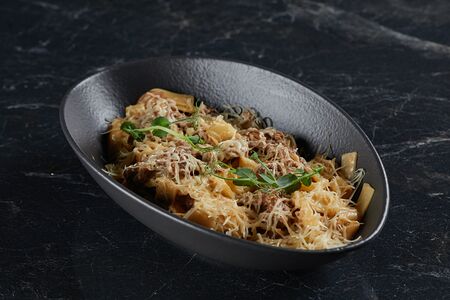 Феттуччине с рваной говядиной и перечным соусом