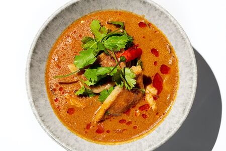 Том Ям с креветочными гёдза и лангустинами