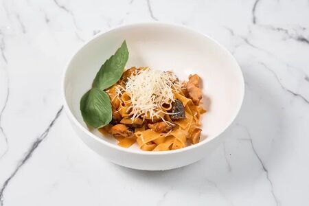 Феттуччине с курицей, шиитаке и соусом том ям