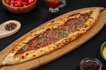 Пиде с рубленной говядиной и овощами