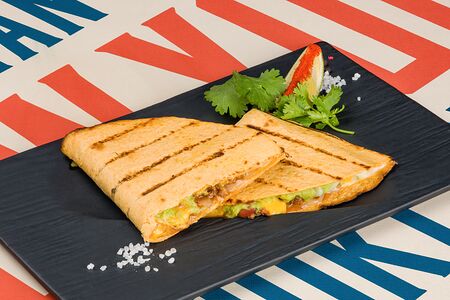 Кесадилья с чили кон карне