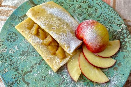 Блинчик с яблоком и корицей