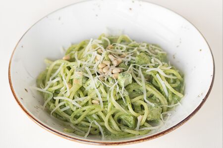 Паста зелёная со шпинатом и кедровыми орешками