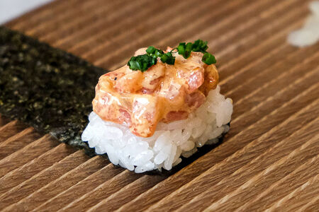 Острый хэнд-ролл с лососем и тобико