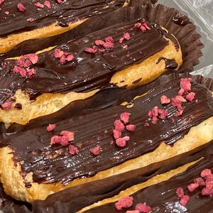 Эклер с заварным кремом