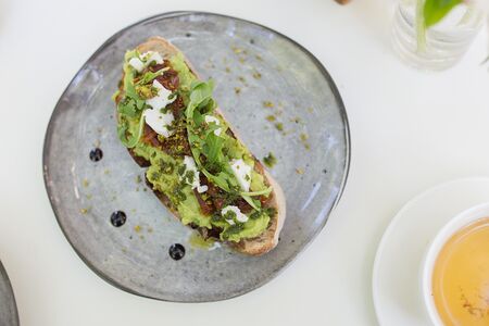 Брускетта с авокадо и вялеными томатами