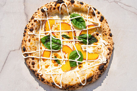 Персик с рикоттой и базиликом