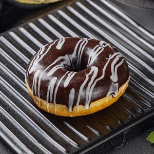 Донат с шоколадной начинкой