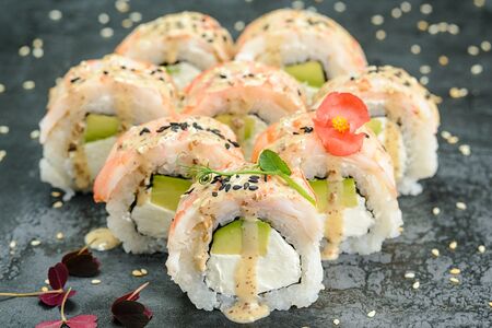 В креветке с авокадо и ореховым соусом