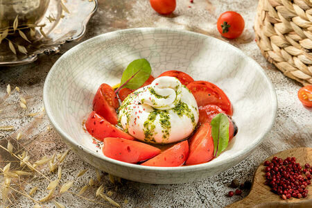 Сыр буррата со спелыми томатами, соусом песто из базилика и бальзамическим