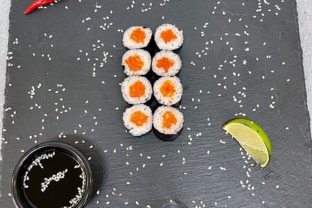 Маки с лососем