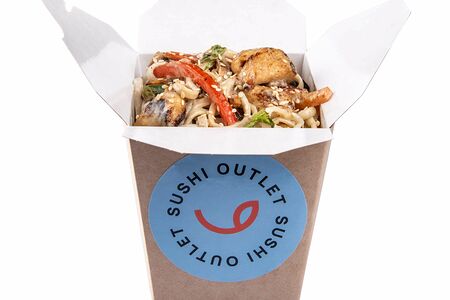 Вок с курицей в сливочном соусе с пшеничной лапшой