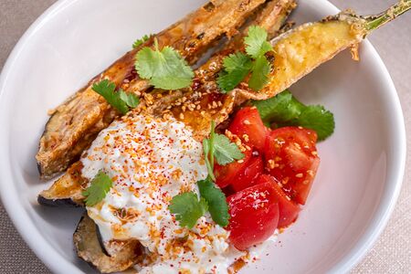 Баклажаны фри со страчателлой и узбекскими томатами