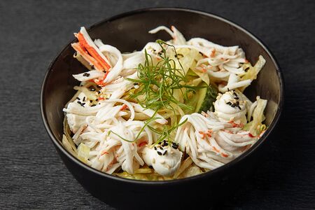 Салат с крабом и соусом терияки-лайм