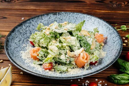 Салат Цезарь с форелью