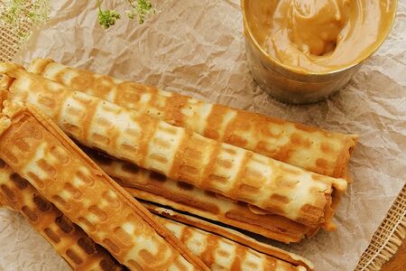 Вафельная трубочка с варенкой