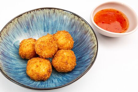 Сырные шарики с соусом чили