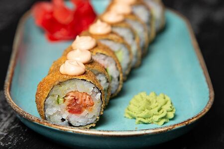 Теплый ролл с копченым лососем