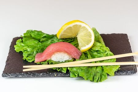 Суши с тунцом