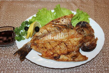 Дорадо на углях с овощами с соусом наршараб