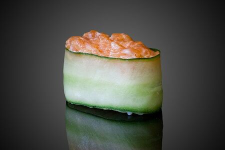 Спайси лосось в огурце