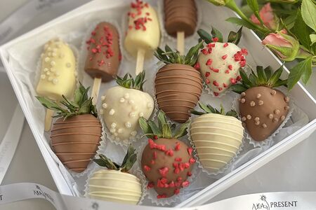 Набор клубники и бананов в шоколаде Амур