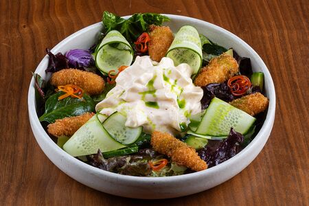 Салат с креветкой и азиатским соусом