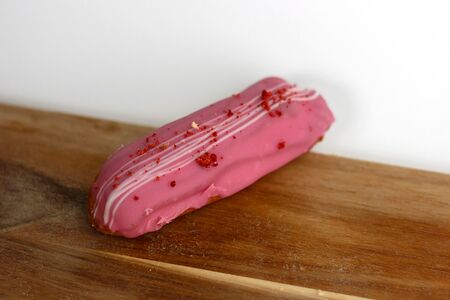 Эклер ягодный