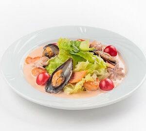 Теплый салат с морепродуктами и сливочным соусом