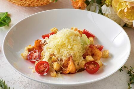 Салат Цезарь с креветками