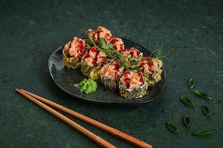 Горячий ролл с тар таром из лосося