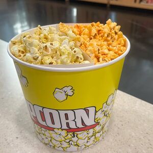 Микс сырного и соленого попкорнов средний