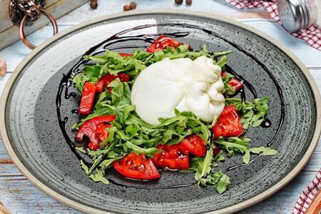 Буррата с томатами