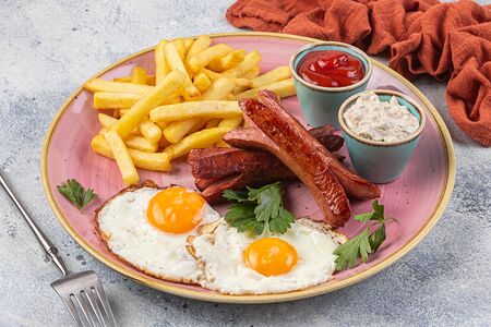 Яичница глазунья с сосисками и картофелем фри
